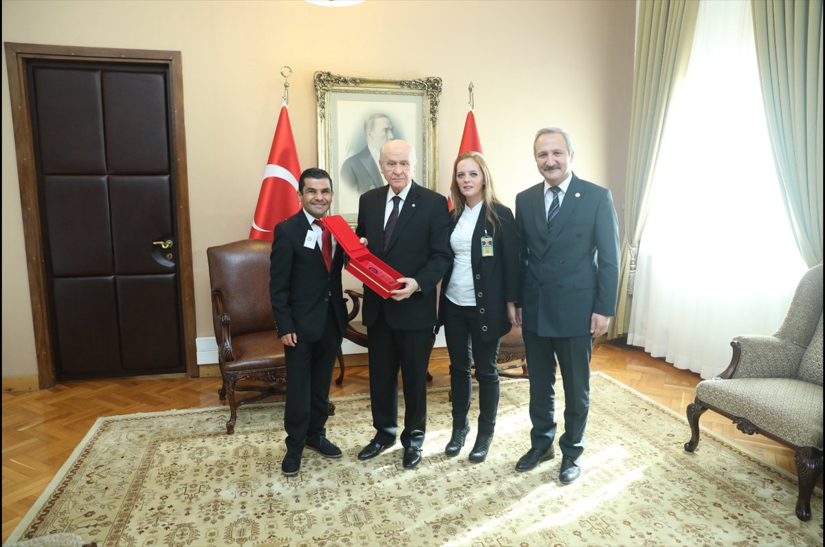 ahmet__yurdakul's tweet photo. TİP 1 Diyabetim Platformu Yöneticileri, Genel Başkanımız Sayın Devlet Bahçeli'yi 14 Kasım Dünya Diyabet Günü'nde ziyaret ederek, çalışmalarına verdiği destekten dolayı teşekkür plaketi takdim ettiler. https://t.co/fP5QTqwQNA