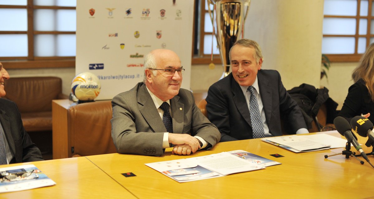 lercionotizie's tweet photo. #UltimOra, #Tavecchio ottimista: “Se la Corea del Nord bombarda la Svezia, da regolamento siamo ripescati” #italiafuoridaimondiali ALTRE NOTIZIE QUI: https://t.co/ghDiaFqws0 https://t.co/OcUspamlh2