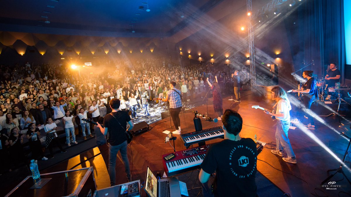 ConfTORENT's tweet photo. IT’S YOUR BREATH IN OUR LUNGS,
SO WE POUR OUT OUR PRAISE,
TO YOU ONLY... KING OF KINGS and LORD OF LORDS! 

📸 @ovi_pirvu 
T O R E N T 2017
#torent2017 #undrumnou https://t.co/wEKtY14GJp