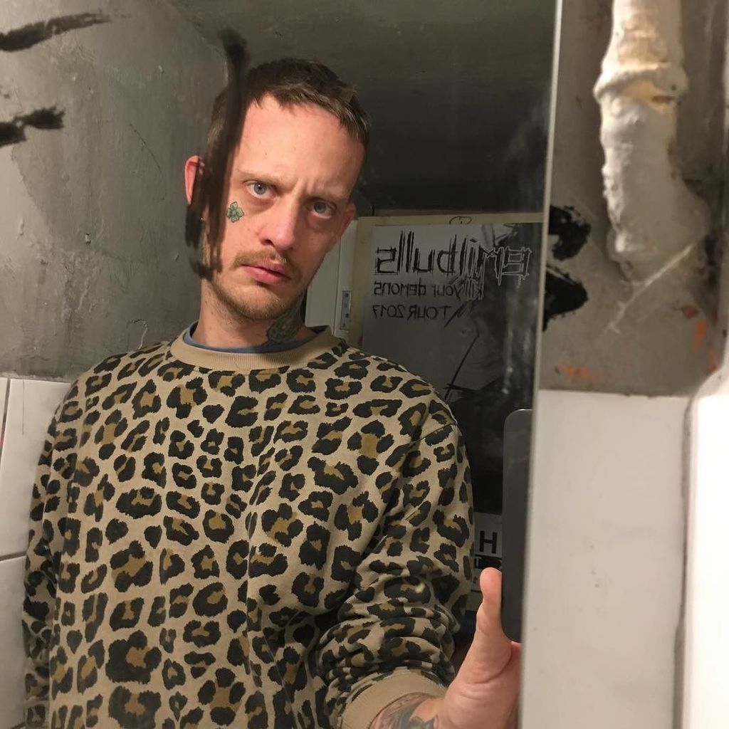 DIEBOYSx's tweet photo. E: Ich konnte mich nichtmal mit 15 Vodkashots schönsaufen 🍸
#ekligons #trümmertransen #edelpenner #fertigebärtige #erschreckendewahrheit #s… https://t.co/JtlfRqnH6y