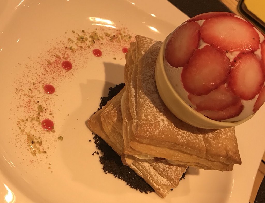 pri_kyonstar's tweet photo. cacao greenのストロベリージェラートパイ最高にマシッソヨ💕
夕食前なのにペロリ😆
#cacaogreen
#ストロベリージェラートパイ
#明洞 https://t.co/96pVCSrDdJ