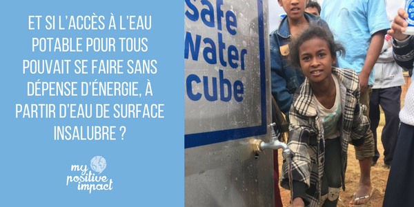 FondationNH's tweet photo. ⛲️ La fontaine @SafeWaterCube produit de l’eau potable à partir d’eau insalubre de surface et fonctionne sans énergie grâce à une pompe manuelle ! ➡️https://t.co/WuEVKp04Ik https://t.co/IqhRfMqzAv