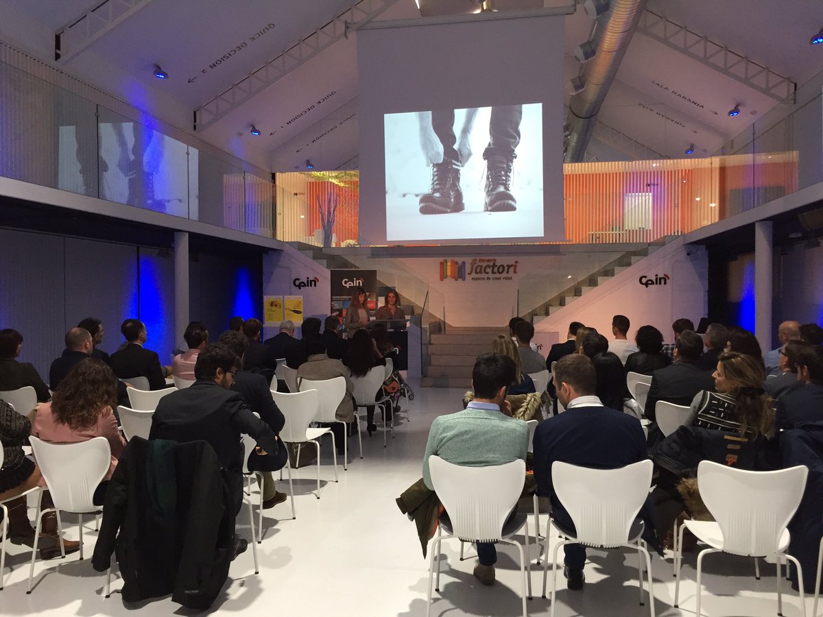 evagom's tweet photo. Gran trabajo @beblasco y @ptellechea en #ImpulsoEmprendedor océano azul, pivotaje, equipo.... claves para un buen desarrollo del proyecto https://t.co/N6DYB0uDeD