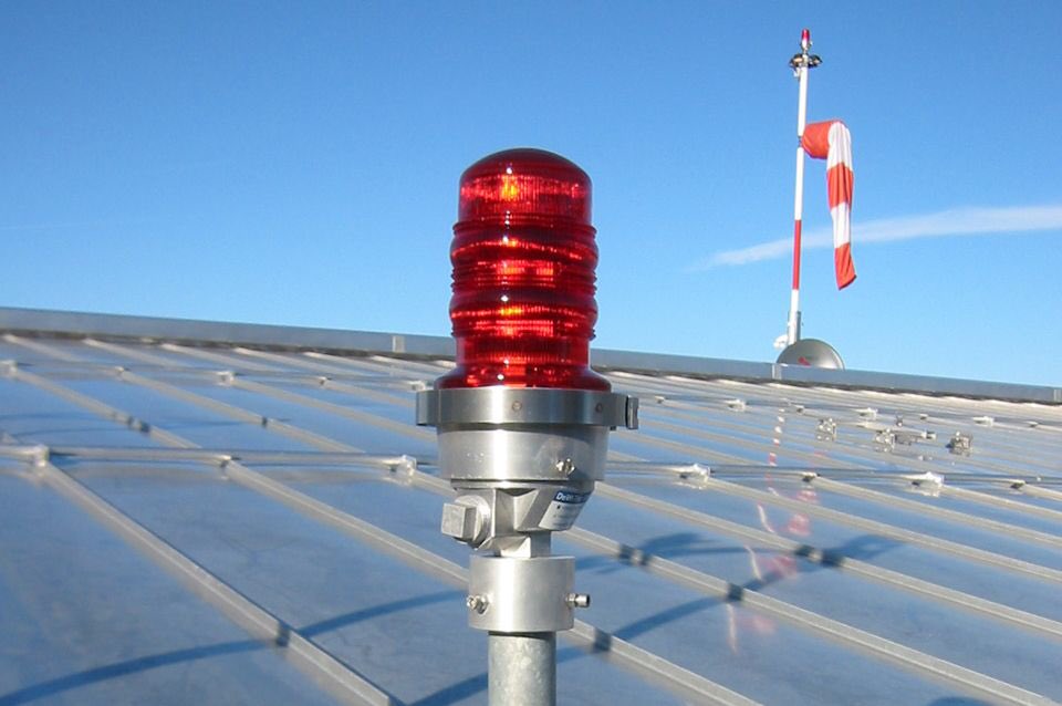 aviknowledge's tweet photo. เคยสงสัยไหมครับว่าไฟกระพริบสีแดงบนยอดตึกคืออะไร?

มันคือ Obstruction light ครับเพื่อแสดงและแจ้งเตือนสิ่งกีดขวางบริเวณแนวการบินตั้งแต่ความสูง 50-150 เมตรและหากสูงกว่านั้นจะเป็น High intensity obstruction light จะเปลี่ยนไปเป็นไฟกระพริบสีขาวเช่นที่หอบังคับการบินสนามบินสุวรรณภูมิ https://t.co/k2jnaD56yK