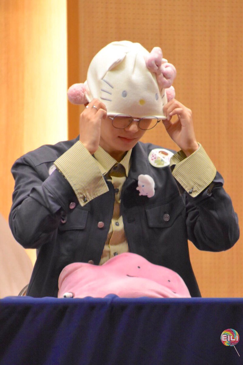 tini_787's tweet photo. 171110 JBJ 당산 팬싸
#JBJ #김용국 #팬사인회 #ヨングク

被ってみたけどしっくりこなかったみたいㅋㅋㅋ😸 https://t.co/AEU3qMLllc