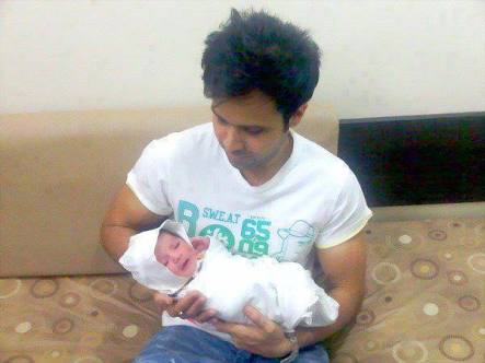 Sehreen_Kanwal's tweet photo. @emraanhashmi This Is Goldən Moments For All @Emraanians ❤
Lot's of Love For You Both And many Bless 😘
#AyaanMan 
#EmraanHashmi
#HappyChildrensDay https://t.co/mfz9jSrY28