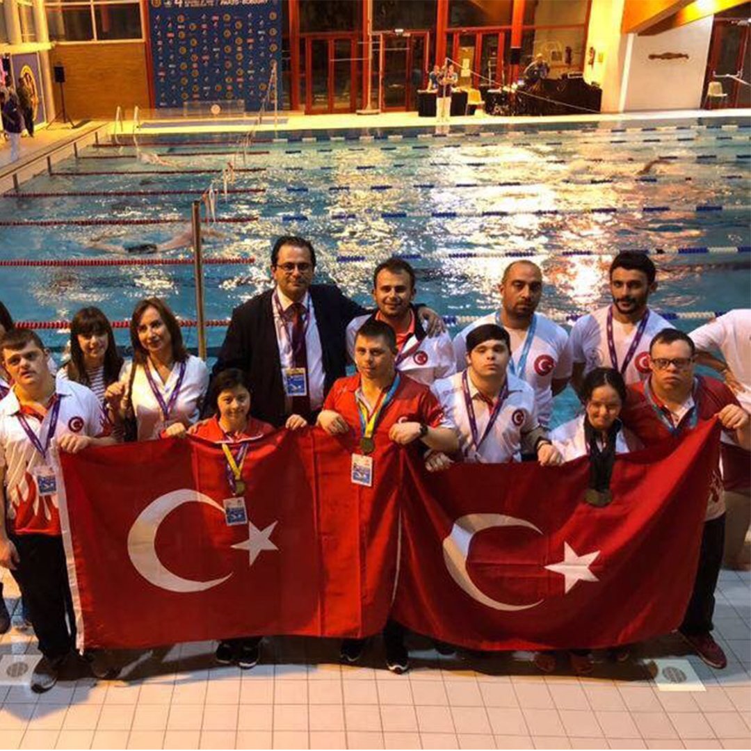 Fransa başkenti Paris'te düzenlenen Avrupa Açık Yüzme Şampiyonasında Down sendromlu özel sporcular madalyaları topladı. Cengizhan Dönmez, Fatma Çağla Demir ve İrem Öztekin’i tebrik ediyor, başarılarının devamını diliyoruz.😊 
cnnturk.com/spor/diger-spo…