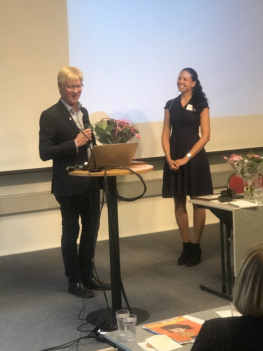 mattiaslu's tweet photo. Hans Ericson, fd. generalsekreterare på @HRFriks erhåller SAS utmärkelse Silverörat. Riktigt kul! Värdig pristagare! Grattis! #hörselvård https://t.co/ecvFeP8L02
