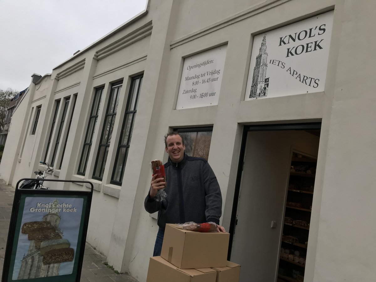 Embrace_Cloud's tweet photo. Roadtrip part 3: @paulgoedhart en @FrankEmbraceSBS nemen iets lekkers mee uit Groningen voor de 200ste klant! Tot zo! #EmbraceParty #Embrace200 #socialintranet https://t.co/fcLN78PYf4