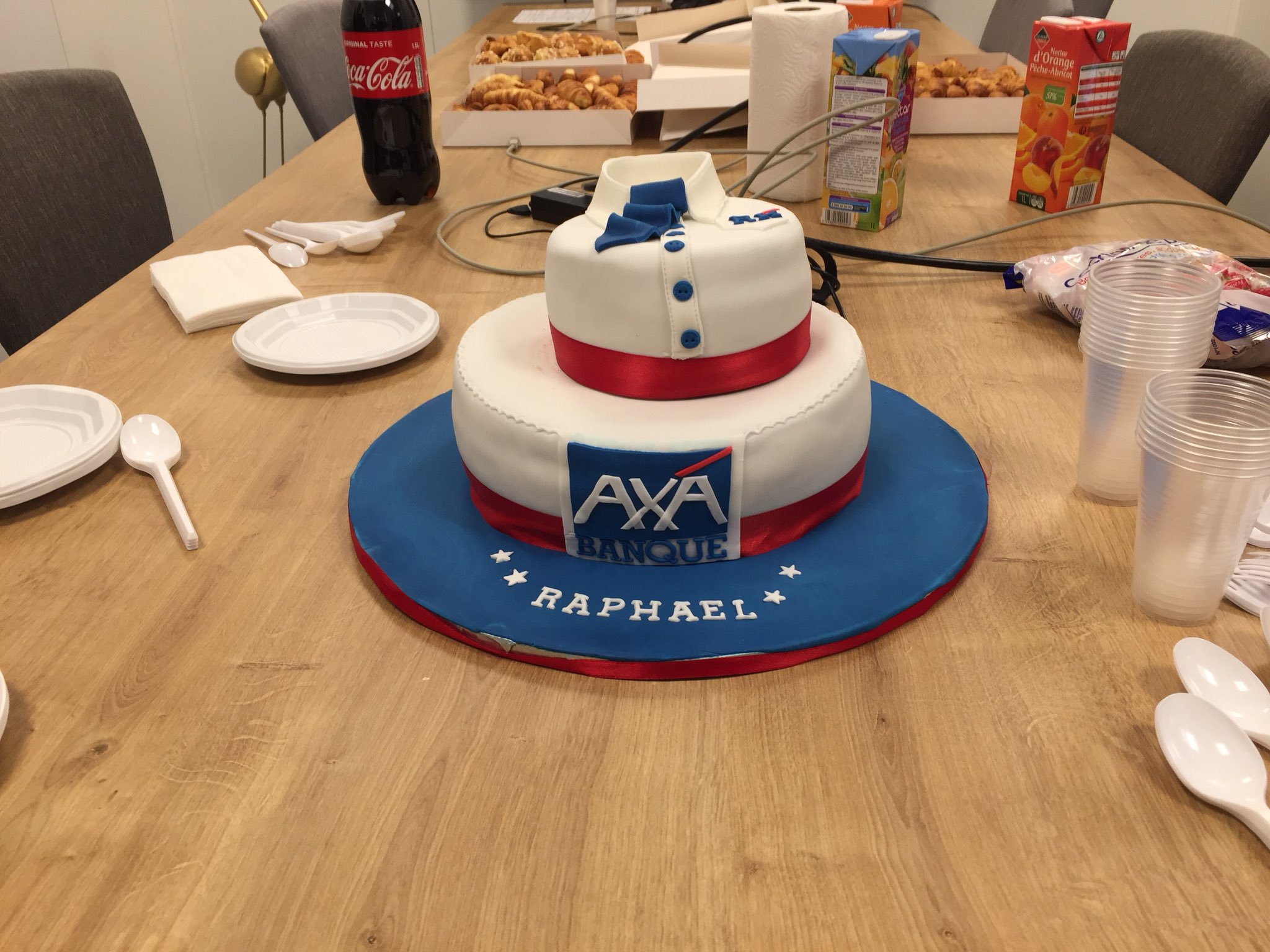 Raphael Krivine Quand Tu Arrives Le Matin Qu On T Annonce Une Reunion Urgente Que Tu Arrives Dans Une Salle Et Que Tu Decouvres Un Gateau D Anniversaire Et Quel Gateau