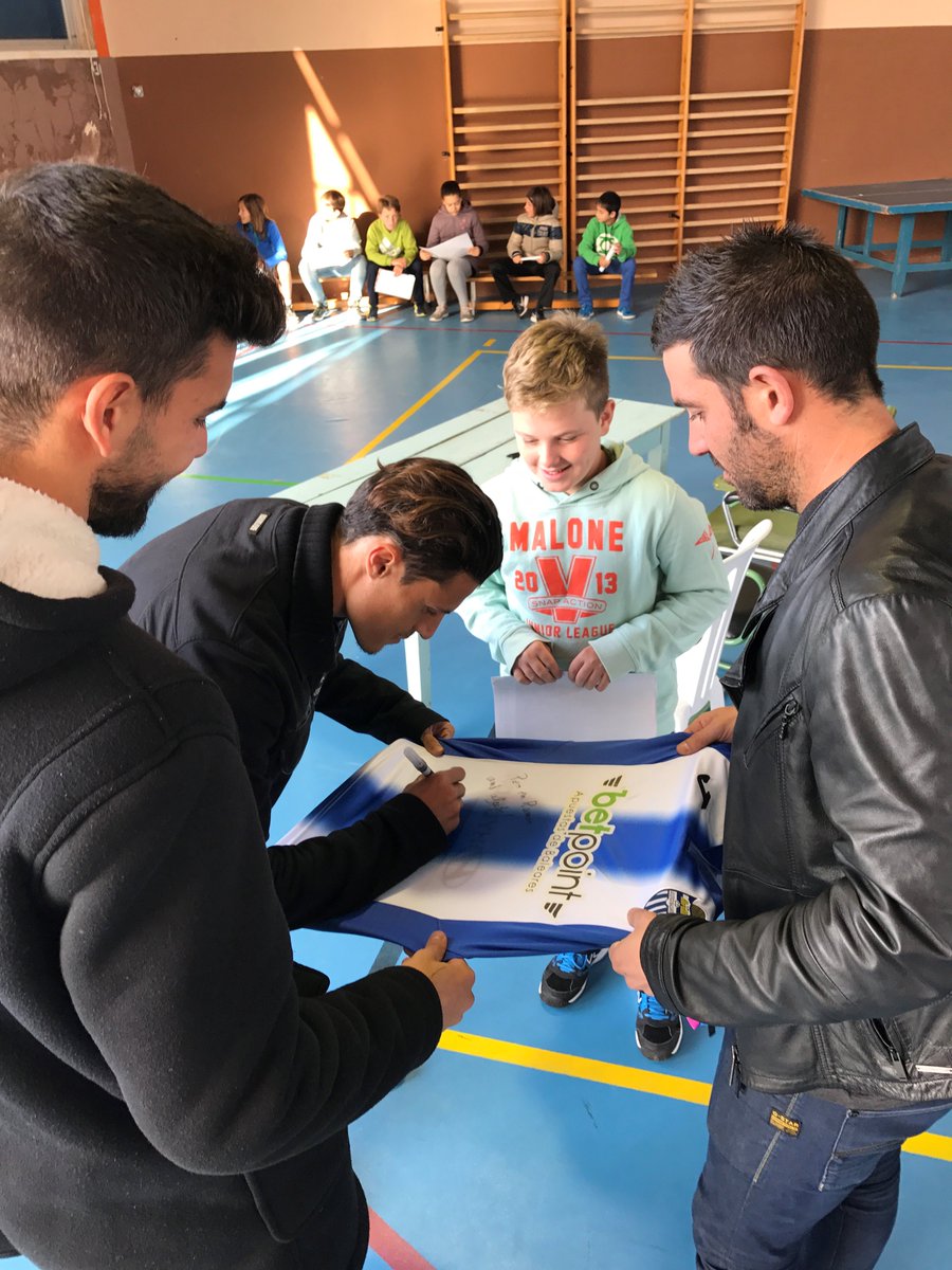 atleticbalears's tweet photo. Gràcies a l'Escola Blai Bonet de Santanyí pel tracte i la gran rebuda dels alumnes i mestres durant la visita de @FullanaGinard @Guasp5 @miquelamengual_  dins del programa 'Suma't a l'esport' @EBaseMallorca @ Fins a la pròxima! 😘🤗👉📷 
https://t.co/qR2WzaIdBU https://t.co/B0XhHpnoWB