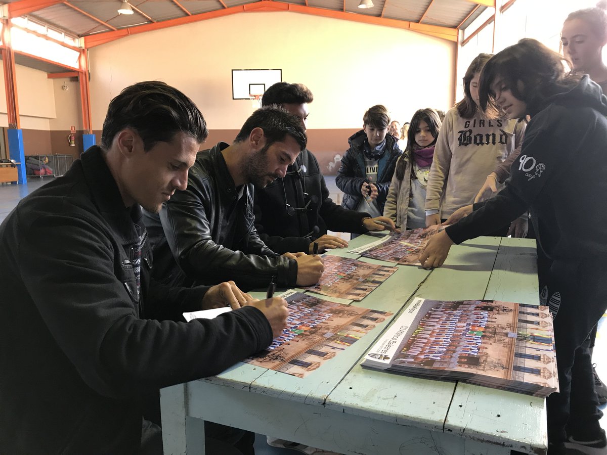 atleticbalears's tweet photo. Gràcies a l'Escola Blai Bonet de Santanyí pel tracte i la gran rebuda dels alumnes i mestres durant la visita de @FullanaGinard @Guasp5 @miquelamengual_  dins del programa 'Suma't a l'esport' @EBaseMallorca @ Fins a la pròxima! 😘🤗👉📷 
https://t.co/qR2WzaIdBU https://t.co/B0XhHpnoWB