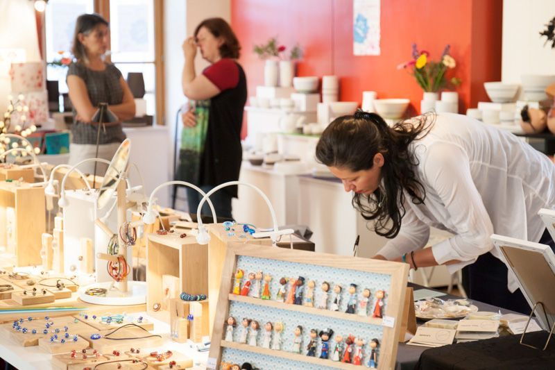 LHay_les_Roses's tweet photo. #MarcheDesCreateurs à #LHayLesRoses : RDV au Moulin de la Bièvre les 25 et 26 novembre. L'occasion de chercher des idées originales de cadeaux de Noël 100 % fait main et made in France. https://t.co/BFYBVWmZTw
