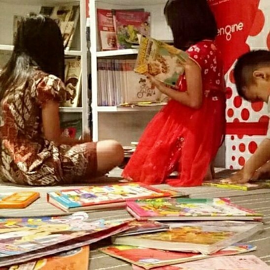 creaduarunika's tweet photo. Pojok Baca @KomunitasKAB at "Be a Hero" #blooddrive @neosohomall
#creadrum #readingcorner #upcycledoilbarrell https://t.co/nvQdhyupHG
Photo by @KomunitasKAB https://t.co/KvIQwWW0cO