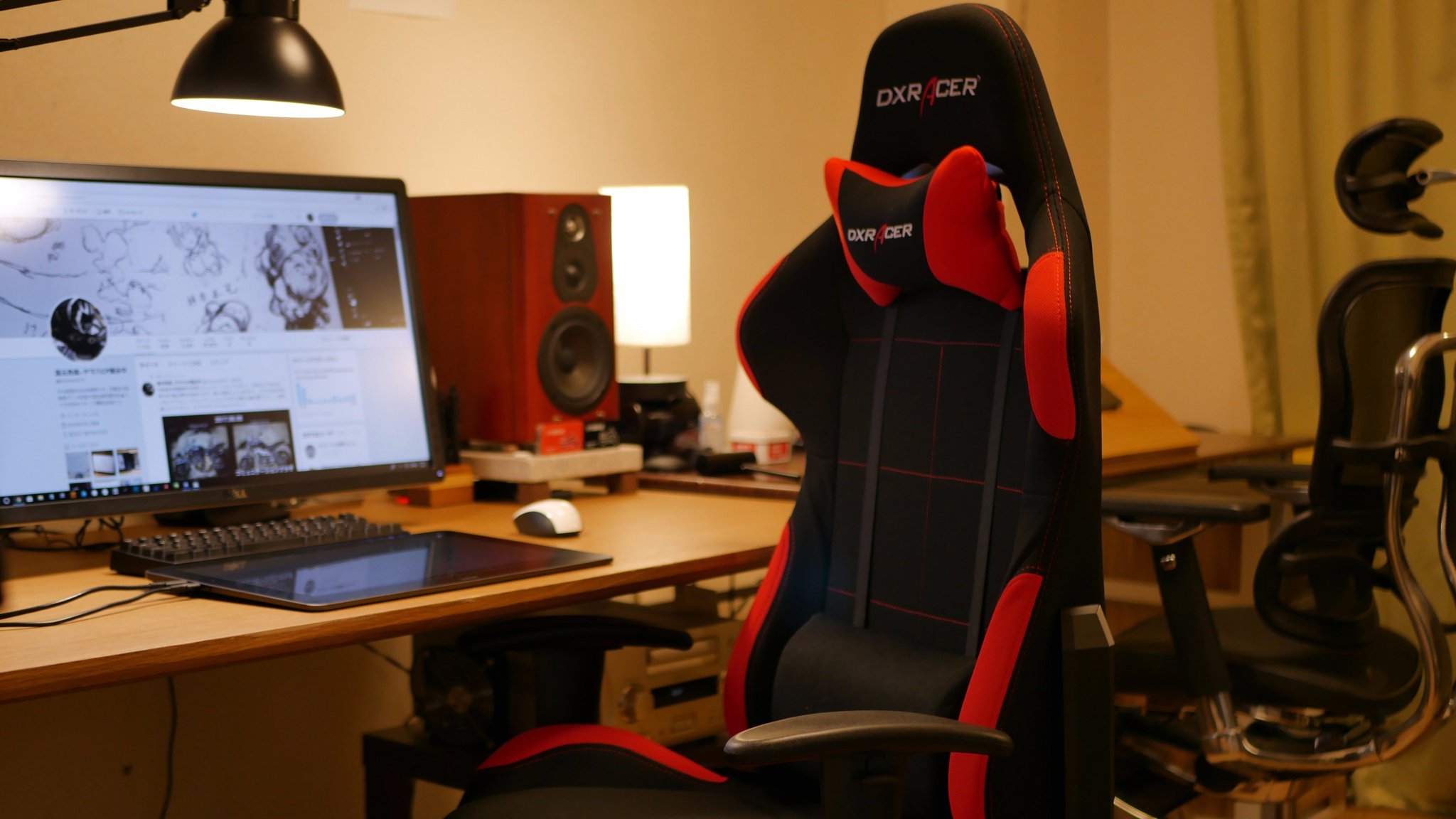 富元 秀俊 椅子がまた増えました 絵描き はアーロンチェアだとかエルゴヒューマンに座れと言いますが ゲーミングチェアのほうが100倍没入感あって価格も5分の１なのでとてもおすすめ です しかもデザインが中二病でかっこいい です