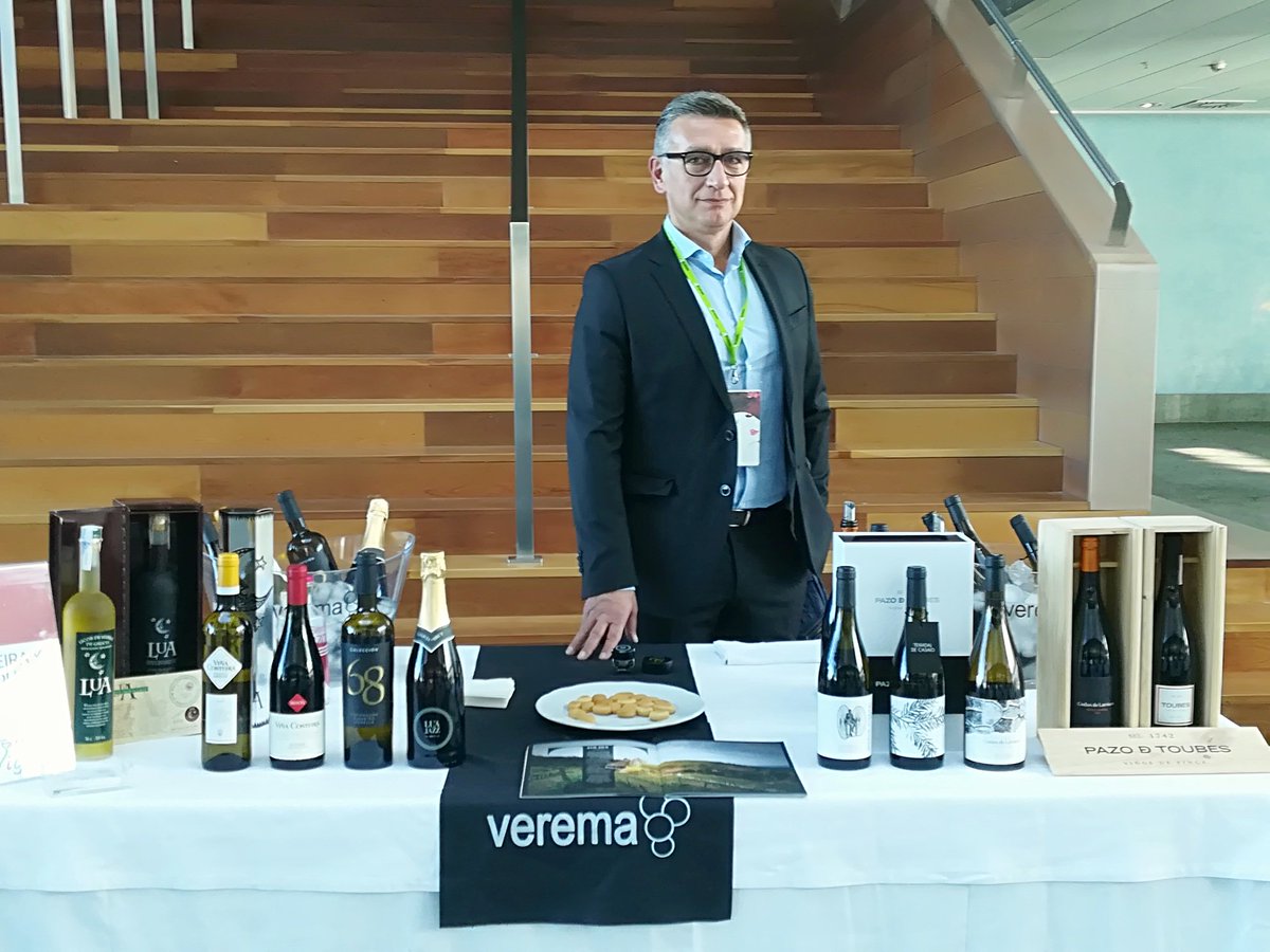 Ayer fue día de Magosto, pero también día de #VeremaVigo. En la ciudad olívica presentamos los vinos de <a href="/costeira_es/">Viña Costeira</a>  y también los del proyecto de <a href="/toubes_es/">Pazo De Toubes</a>  . Os dejamos una foto con nuestro compañero Andrea :)