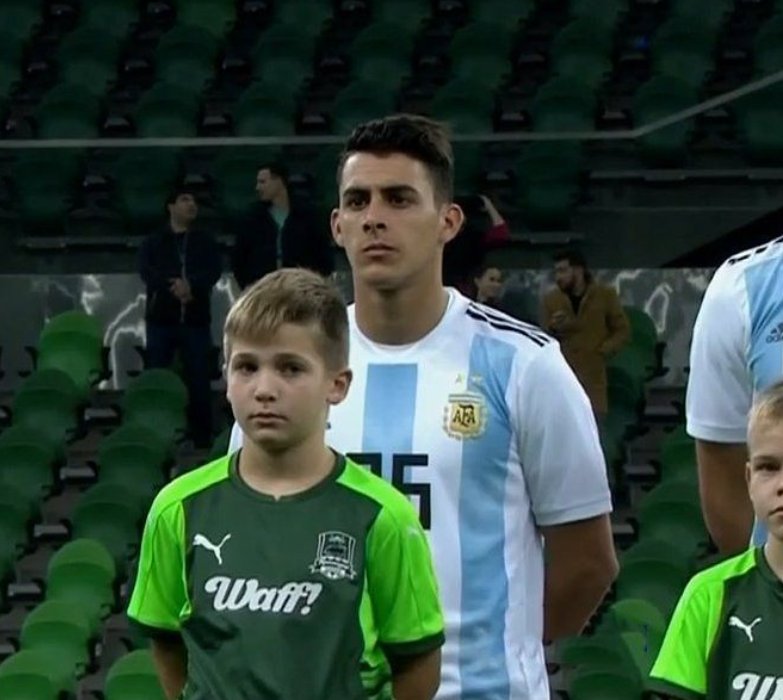 InvictosSomos's tweet photo. ➔ Debut: participación en el gol con el que Argentina venció a Rusia.
➔ Debut como titular: asistencia a Sergio Agüero ante Nigeria. 

El líder de asistencias de la Superliga responde con la albiceleste. 

CRISTIAN PAVÓN. 🇦🇷 https://t.co/pEEAxfSrjN