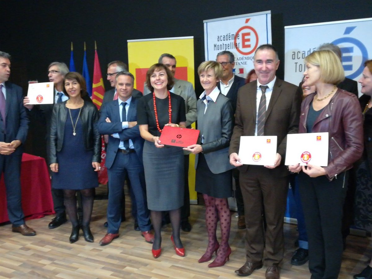 viaOccitanieTV's tweet photo. #castelnaudary cérémonie de remise du label #lyceenumerique à 115 lycées de la région #Occitanie en présence de la présidente de la région @CaroleDelga https://t.co/Pd1nzwDScE