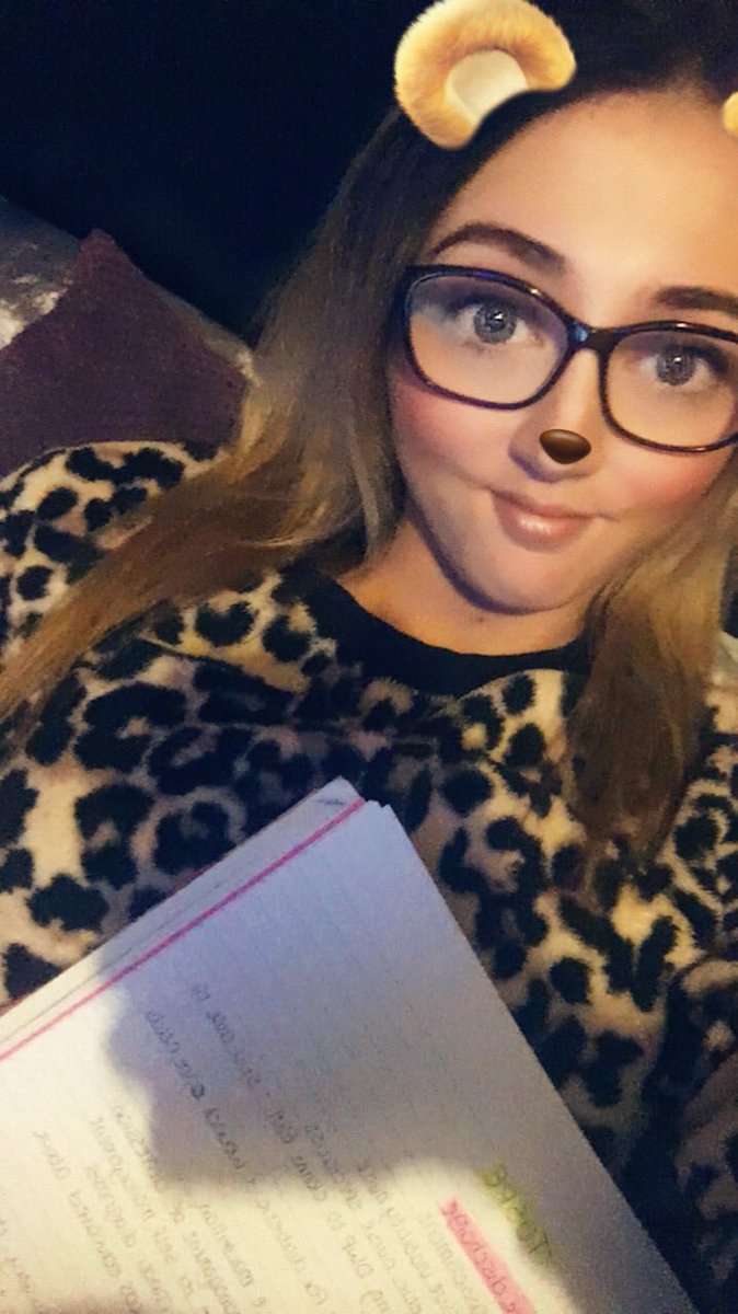 xClaireMoore's tweet photo. Procastination at its finest 🌚 #deadlinesapproaching https://t.co/NCSHImXpyE