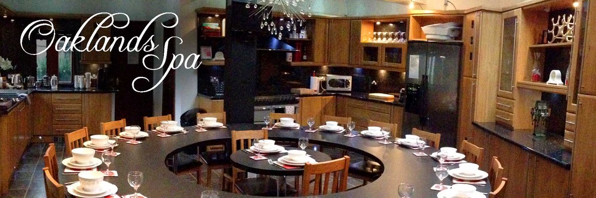 Corpcottages's tweet photo. Are you thinking of treating your staff to an Xmas bonus this year??
Why not treat them to one of our CORPORATE PACKAGES? 🎉

Stay in this beautiful House:
Sleeps 13 - 18 people, Cinema Snug, Cocktail Lounge, HOT TUB

Add activities to your stay too: Cocktail class, chefs meal! https://t.co/97bEbqZFfi