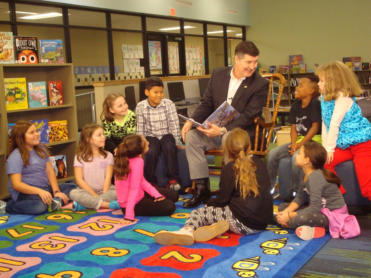 KatyISD_PIE's tweet photo. #PromisetoRead is in full swing, and the students AND community volunteers are loving it! Check out these photos from Cimarron Elementary! https://t.co/5a9j5HTfgZ #KatyISD #ReadingRules #ElementaryReaders https://t.co/OOntP4byt3