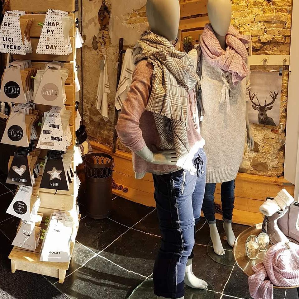 Vandaag bij Eleven F &amp; L een vleugje roze in diverse kleurschakeringen gecombineerd met grijs en blauw...In de hoofdrol de merken ESPRIT en YaYa. Deze dames kunnen er weer een paar weken tegen👍