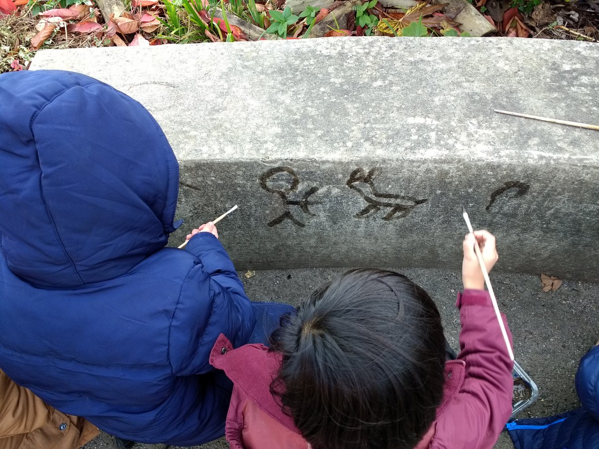 Helenoutside's tweet photo. Making paints from different soils, then cave painting with them.. great learning #educatingoutside #outsidelearning https://t.co/Z2PJs5fNOp
