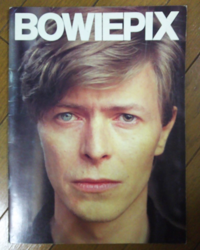 NIB_JP's tweet photo. 音楽誌「Classic Rock」の出版社Omnibus Pressから'83年ごろに出たと思われるビジュアルマガジン「BOWIEPIX」は36PまるごとBowieの写真。表紙写真の絵柄で4つ折りのポスター付き。#DavidBo… https://t.co/5MFK5e3k5i https://t.co/a099hAfULa