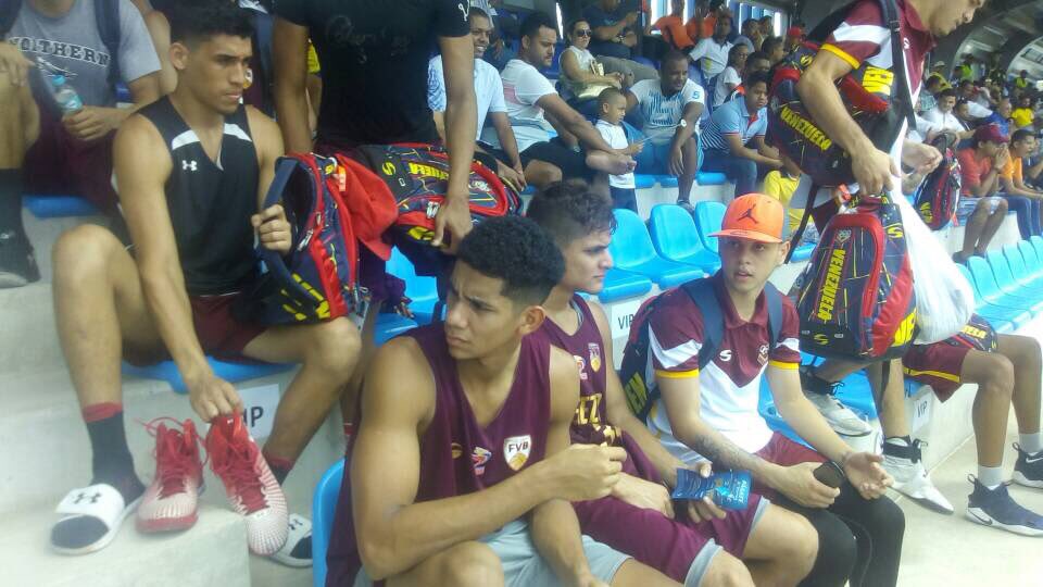 OfficialCOV's tweet photo. #Bolivarianos2017 La selección de baloncesto masculino estuvo acompañando al equipo femenino de softbol @JJBB2017 @FVBaloncesto https://t.co/UFQPREAkJt