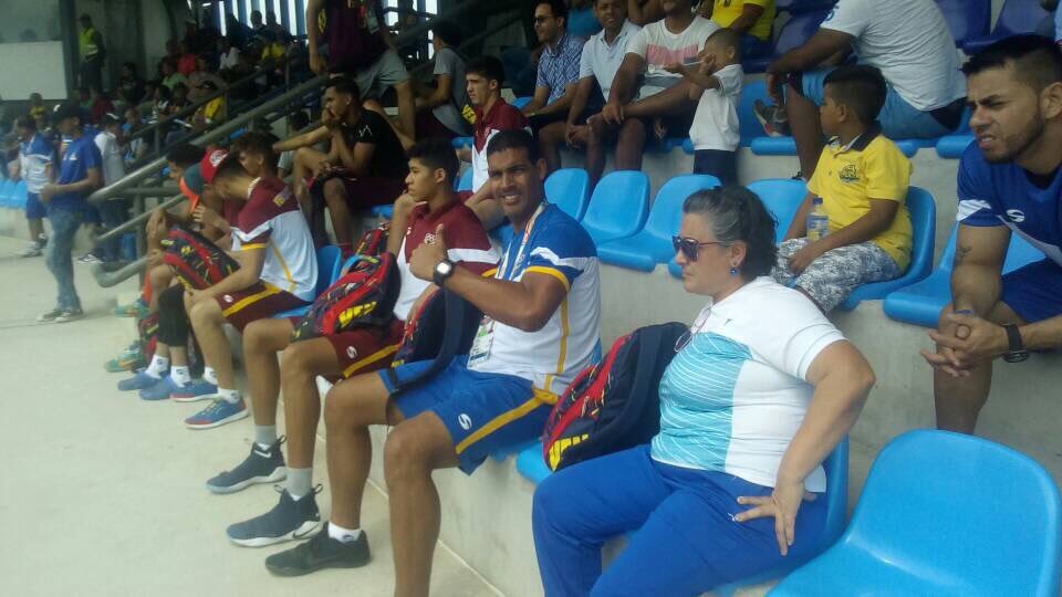 OfficialCOV's tweet photo. #Bolivarianos2017 La selección de baloncesto masculino estuvo acompañando al equipo femenino de softbol @JJBB2017 @FVBaloncesto https://t.co/UFQPREAkJt