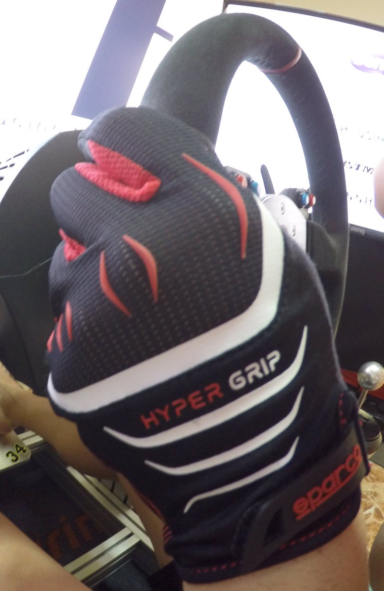 AdayCoba's tweet photo. Aquí está, detallazo de @SparcoGaming @TMThrustmaster @EricChulot y como siempre @IbericaRacing 💙Guantasos 🥊😜😍, supercómodos, ultratranspirables & #hypergrip una verdadera pasada de guantes para el #simracing, me encantan 👌🏻🙌🏼 https://t.co/jVbYmL6go1