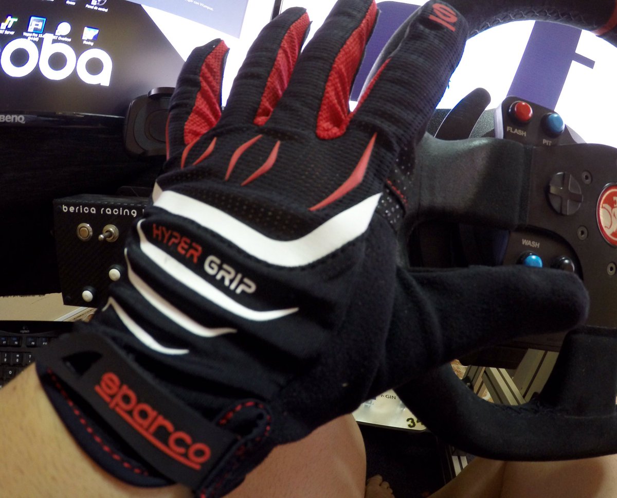 AdayCoba's tweet photo. Aquí está, detallazo de @SparcoGaming @TMThrustmaster @EricChulot y como siempre @IbericaRacing 💙Guantasos 🥊😜😍, supercómodos, ultratranspirables & #hypergrip una verdadera pasada de guantes para el #simracing, me encantan 👌🏻🙌🏼 https://t.co/jVbYmL6go1
