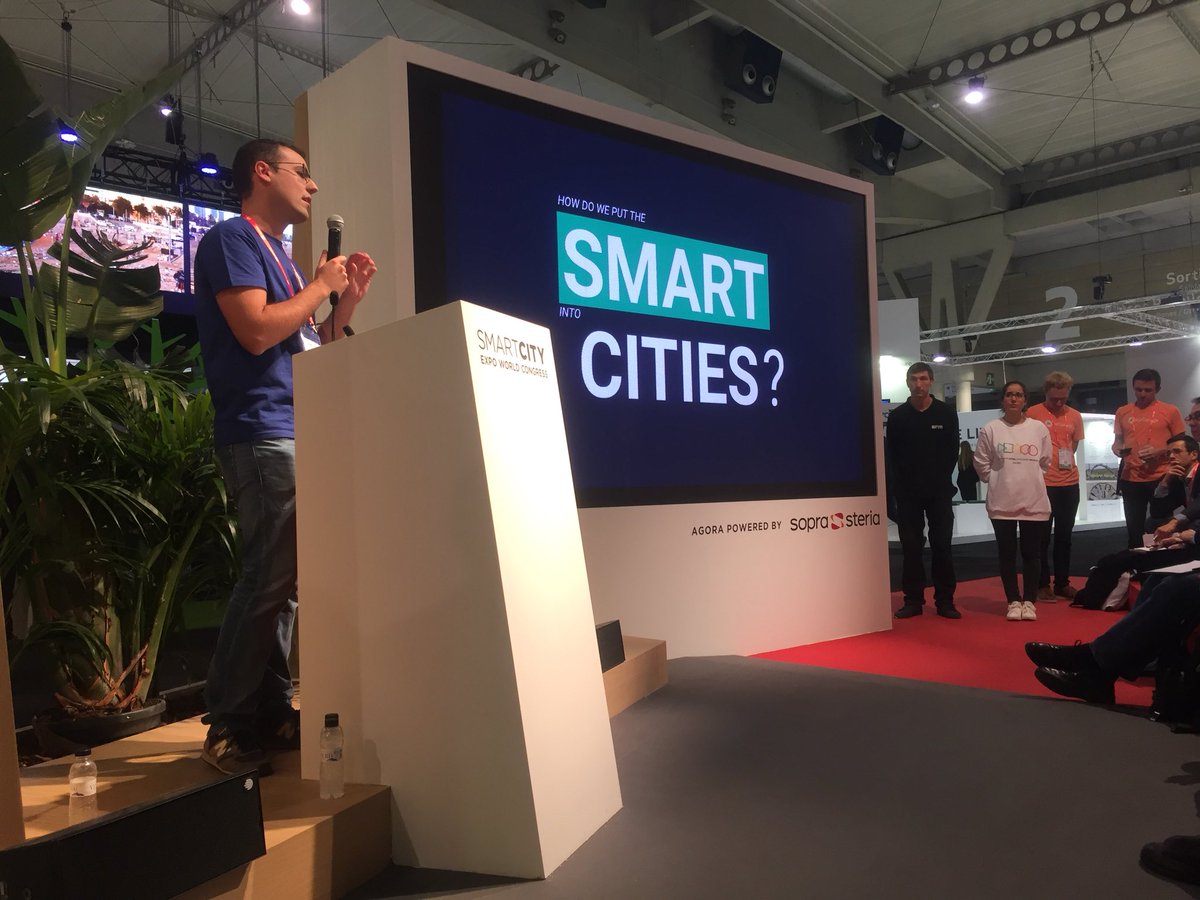 Pitching live in stage <a href="/smartcityhack/">Smart City Hack</a> final: LiveCities from @8Wiresio #sch17