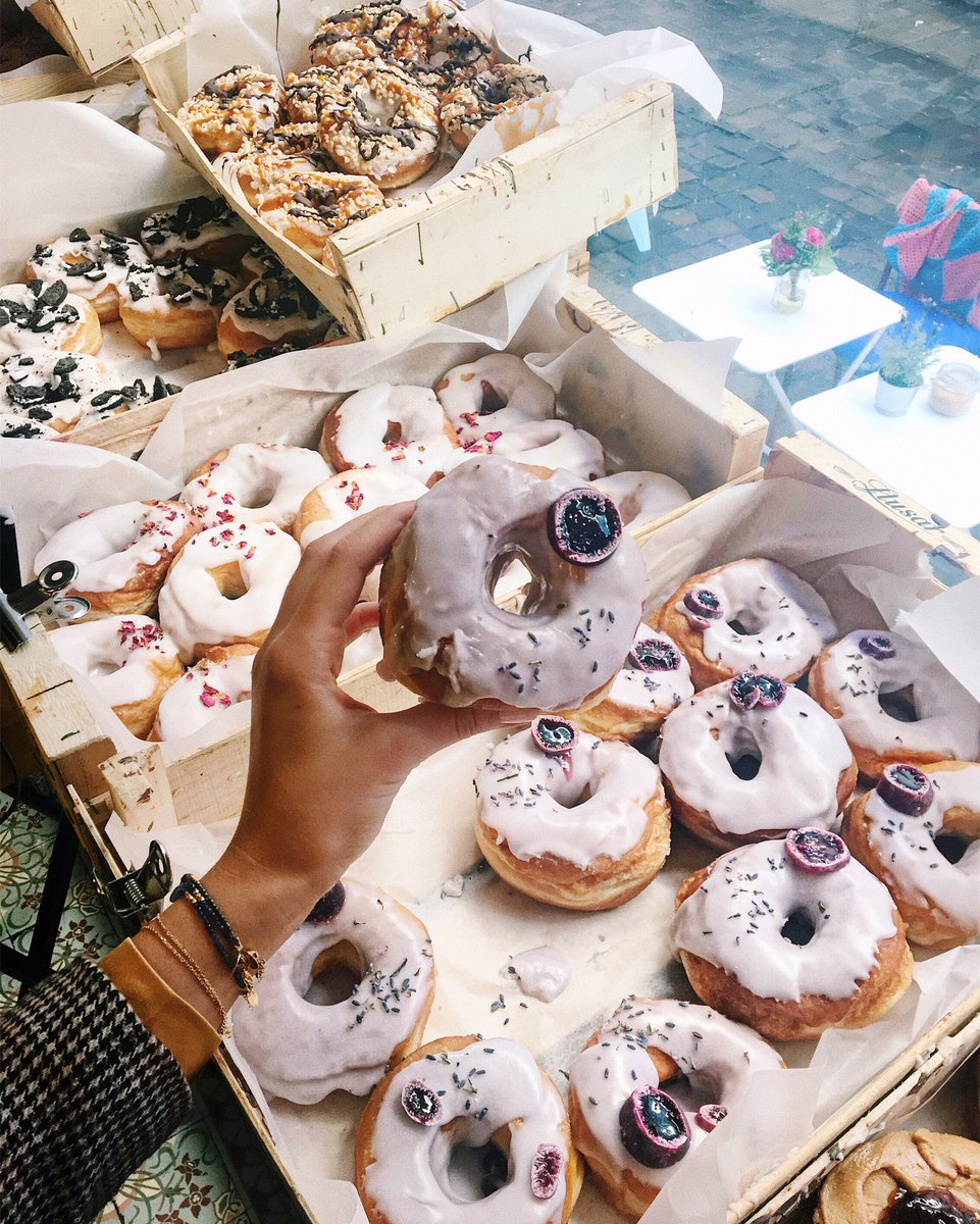 ChloeRusalen's tweet photo. How to make me happy: Bring me donuts 💕🍩 #donuts #happiness #brussels #cocodonuts https://t.co/yGaduU8rYK