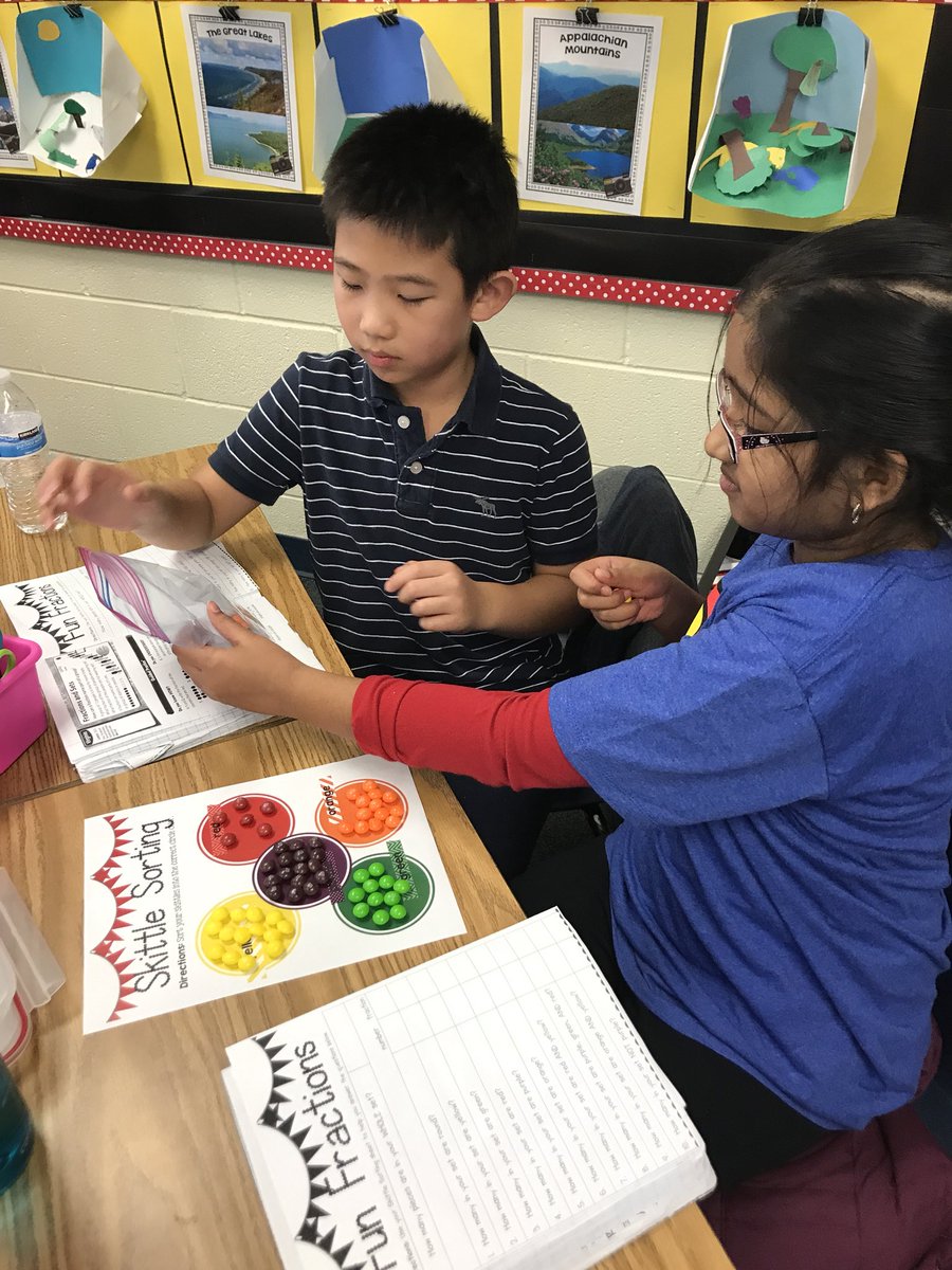 FESColantonio's tweet photo. Using skittles to investigate fractions as a set. https://t.co/6EZeVfoDU2