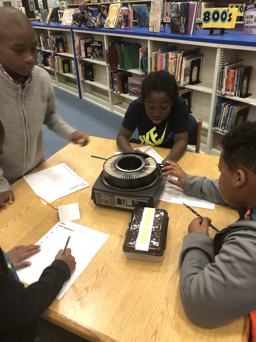 Fourth graders asking lots of questions about old technology! #maespride <a href="/MAESMustangs/">Magnolia Elementary</a> <a href="/HCPSchools/">HCPS</a>
