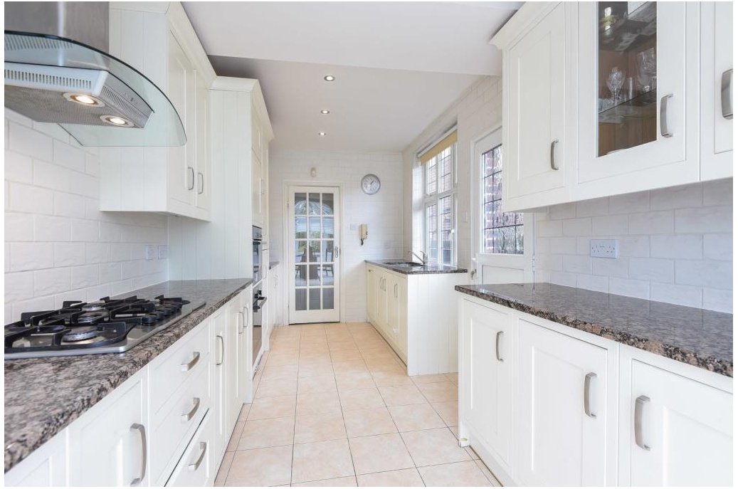 Anscombes's tweet photo. Take a look at this massive 7-bedroom that’s been refurbished to an extremely high-standard! #London #Finchley https://t.co/clMyVz6eoO https://t.co/PToH0oZ21T