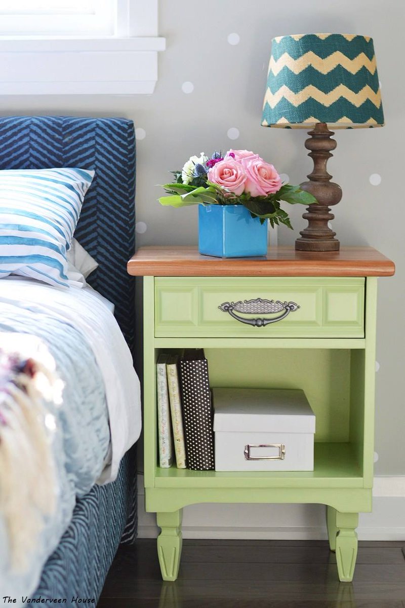 GeneralFinishes's tweet photo. The Vanderveen House completely transformed these nightstands w/ this lovely custom mixed green! After be primed w/ #StainBlocker, they mixed Lime Green, Snow White & Persian Blue #GFMilkPaint! Go to https://t.co/gmMBM8t9Ad for more details! https://t.co/LLNzuMJnWG