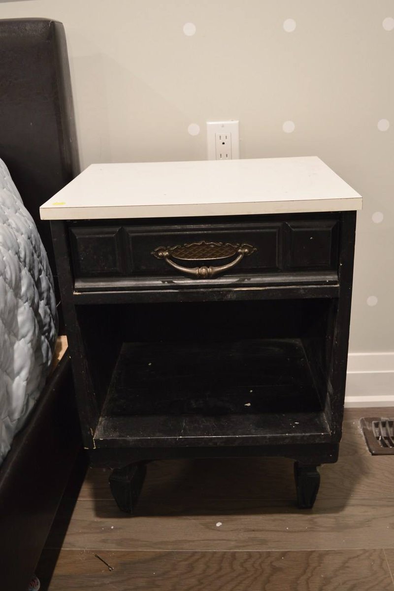 GeneralFinishes's tweet photo. The Vanderveen House completely transformed these nightstands w/ this lovely custom mixed green! After be primed w/ #StainBlocker, they mixed Lime Green, Snow White & Persian Blue #GFMilkPaint! Go to https://t.co/gmMBM8t9Ad for more details! https://t.co/LLNzuMJnWG