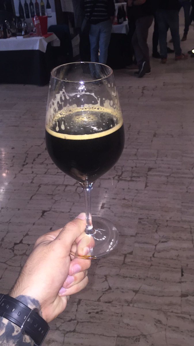 ericandreucarv2's tweet photo. Brutal cervesa negre artesanal a la Guia de Vins i Caves de Catalunya
#guineubeer#blackbeer merci per convidar company @Refereewine Roger Cuní https://t.co/O3ZPsAH62Y