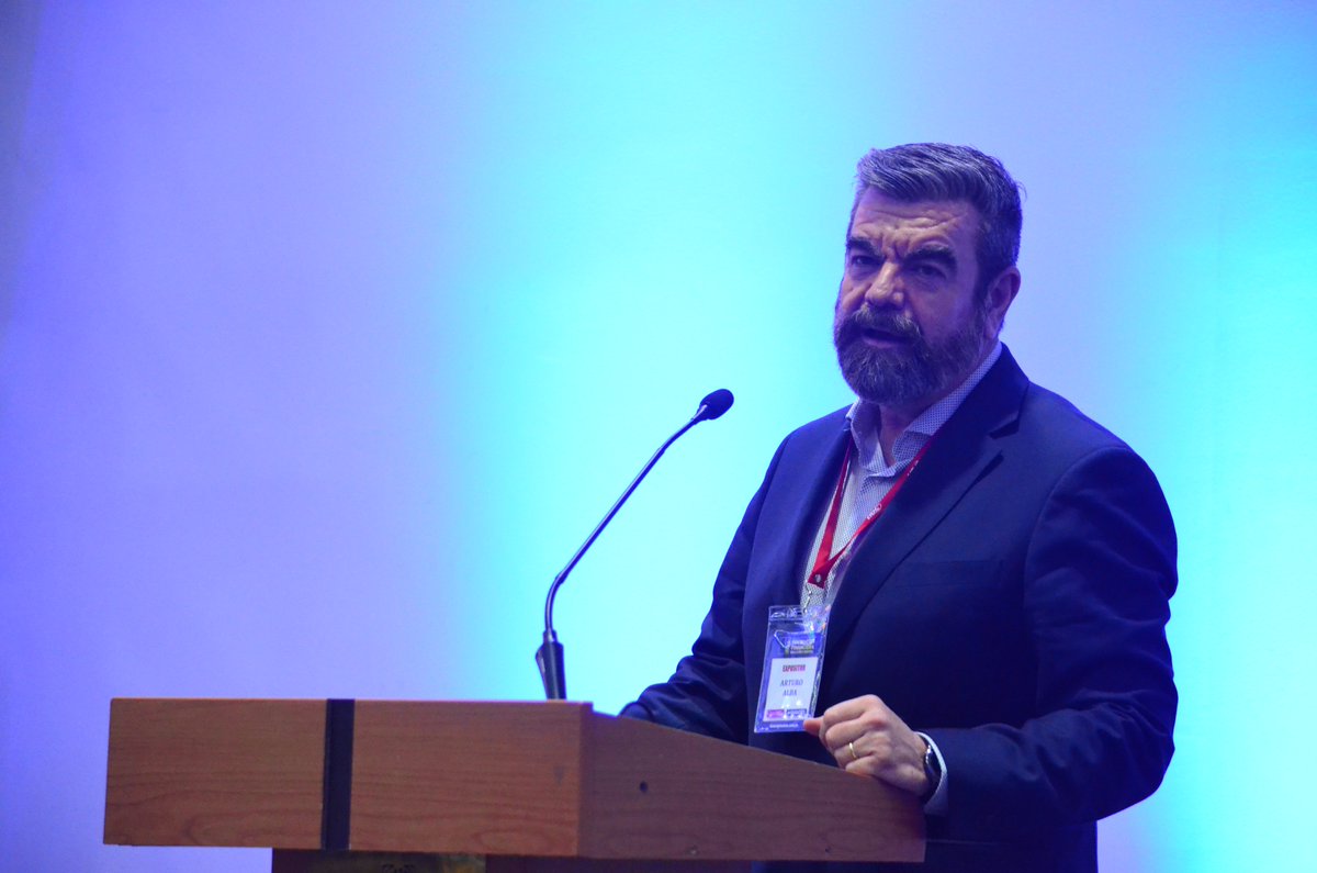 GanamasRevista's tweet photo. Arturo Alba, experto en transformación digital, explica la importancia de colocar al cliente en el centro de la transformación digital #CIF2017 https://t.co/1QUArPq1bS