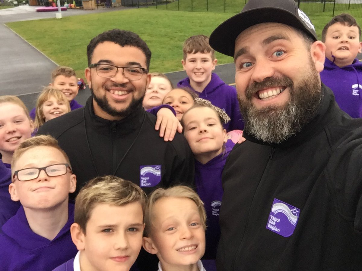 YBB_Yr6's tweet photo. Rain! ☔️ What rain? When @MrWestermark &amp; Mr Harris have their new matching school uniform on! 
Another great #AfterSchool #SportsClub @BaeBaglan #Netball @ybbsport @YBB_Y3_4 https://t.co/yl0LStJfdh