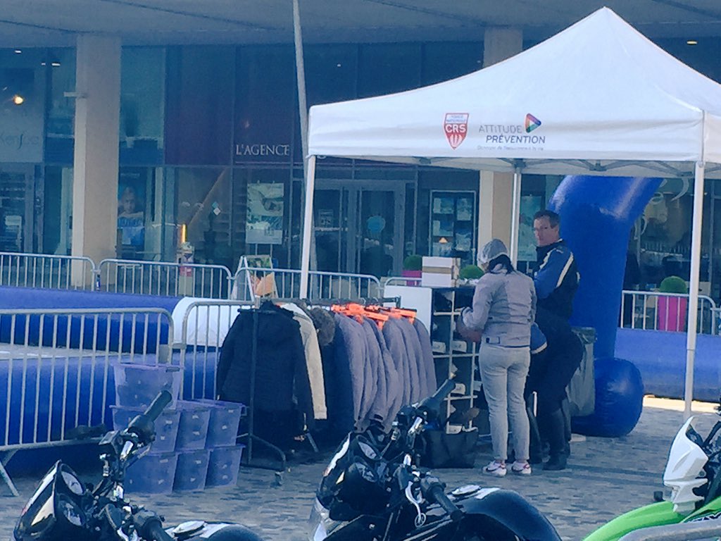SoubranneC's tweet photo. Les assureurs engagés pour la #prevention a Montpellier: la piste CRS @PreventAttitude pour sensibiliser les collégiens à la sécurité en 2RM https://t.co/cOSdzJ5Okh