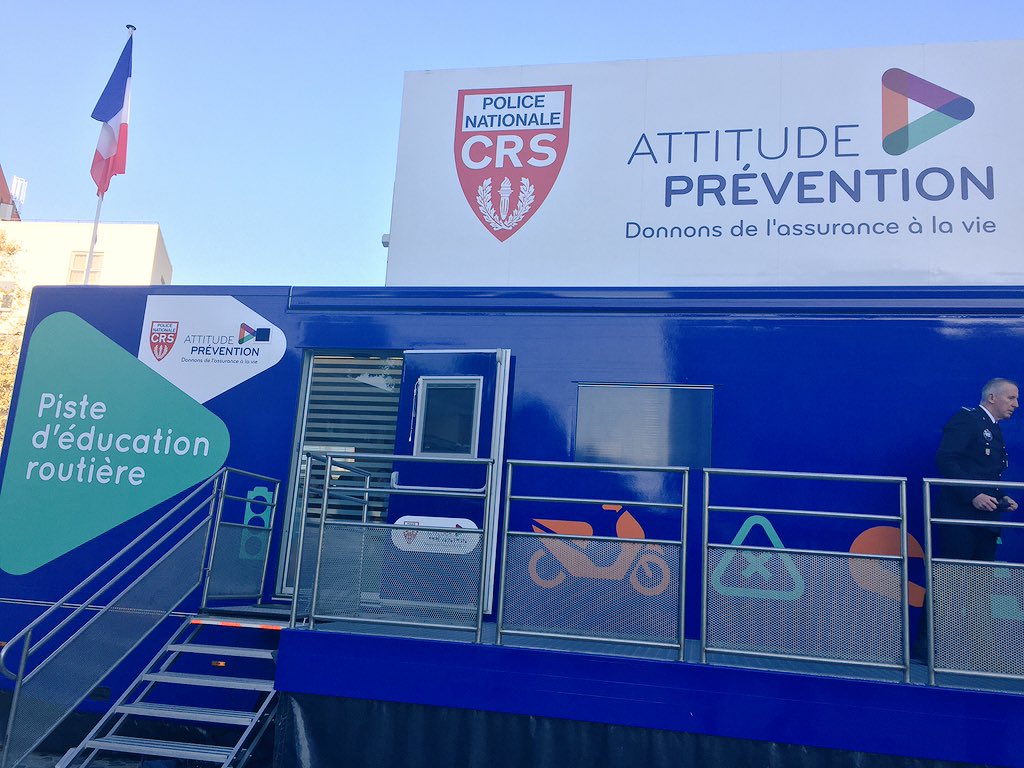 SoubranneC's tweet photo. Les assureurs engagés pour la #prevention a Montpellier: la piste CRS @PreventAttitude pour sensibiliser les collégiens à la sécurité en 2RM https://t.co/cOSdzJ5Okh