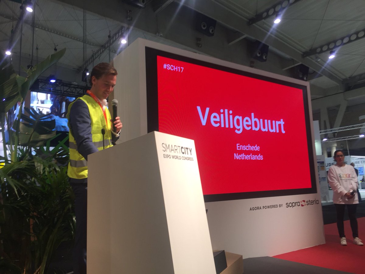 Keeping your home safe: <a href="/veiligebuurt/">Veiligebuurt</a> pitching live in stage at <a href="/smartcityhack/">Smart City Hack</a> final! #sch17