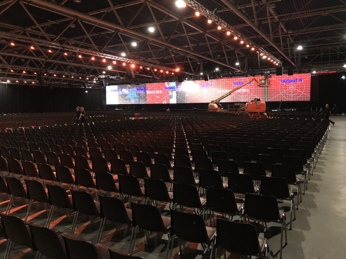 heikov's tweet photo. #exactlive opbouw is in volle gang: 5.000 stoelen en een gigantisch scherm! https://t.co/vtBflgCn4U