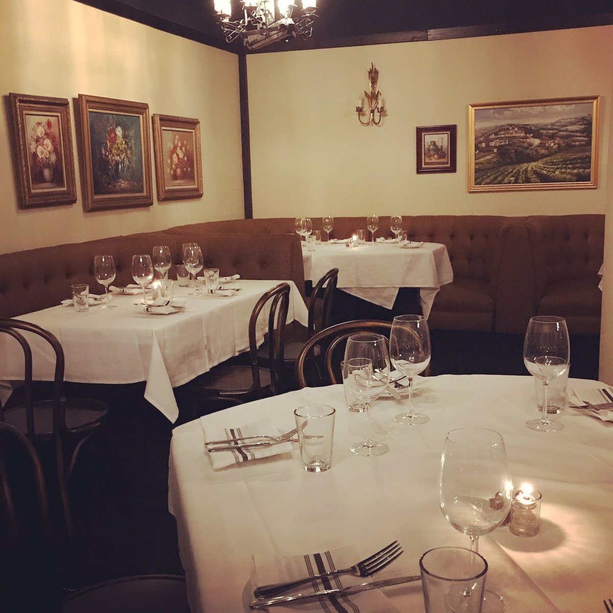 bottleinn90254's tweet photo. Celebrate the season with your colleagues &amp; friends at Bottle Inn Hermosa. Open daily for lunch and dinner at 11am. Reservations 310.376.9595 #businesslunch #holiday https://t.co/G5CdNLidwF