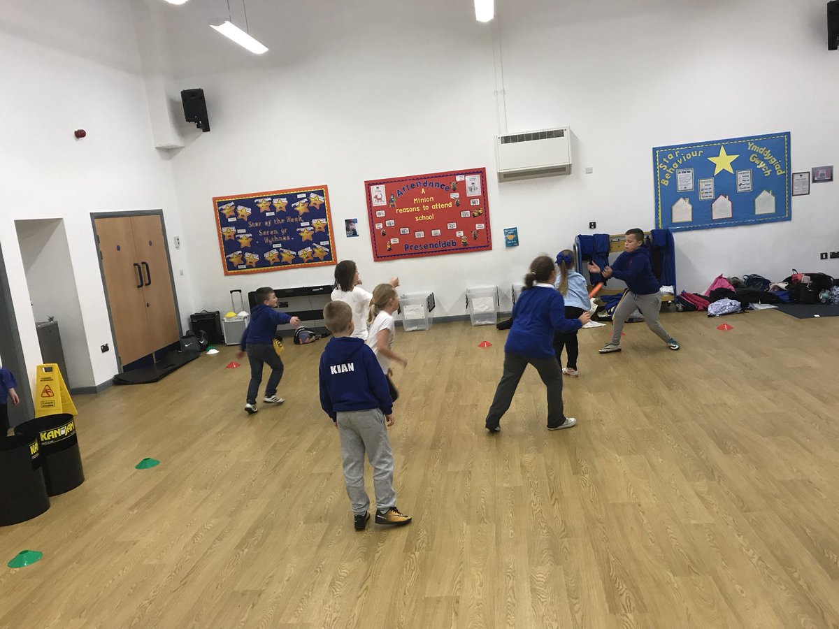 PlaySportsLtd's tweet photo. Very competitive rounds of #UltimateKanJam in this evening’s KS2 club @trerobart. The children got stuck in and had a lot of fun learning this alternate sport and the skills to match #TopPerformers 🔴⚫️ @Kanjam_UK https://t.co/e9iRZbqKDW