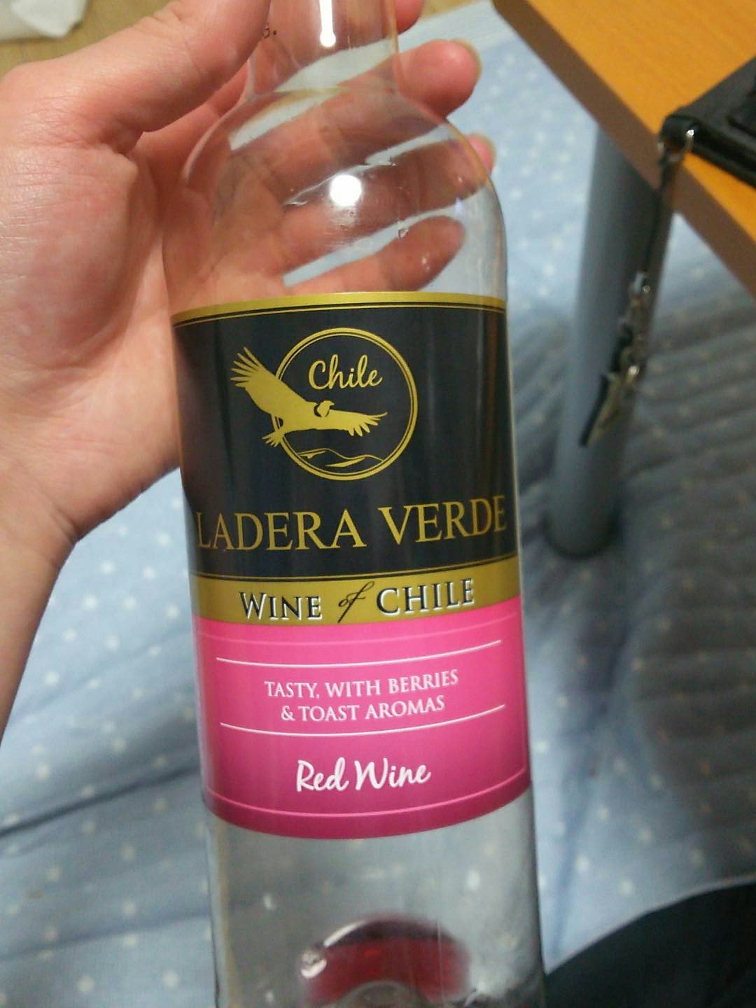 てっか Ladera Verde ラデラ ヴェルデ レッド チリ ベリー系の果実やスパイスの豊かな香りと穏やかなタンニンを楽しめる やさしいワインらしい 渋め 飲みやすい 安いからありがたい ペットボトル容器だけど ちゃんとしてる気がする
