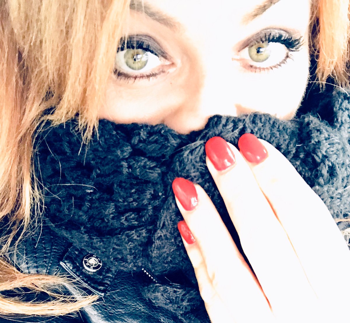 SempliceCatia79's tweet image. Fa freddo vero ..ma io cerco di “scaldarmi”.. di proteggermi.
Copro il cuore..perché lo voglio mantenere ..non voglio farlo congelare, come chi lo butta e lo lascia freddare.
Penso a come può  essere freddo..l’inverno per chi non sa scaldarlo.
Per chi nn ha neanche ricordi caldi.